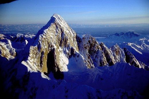 Mount Huntington staat ook wel bekend als de Matterhorn van Alaska