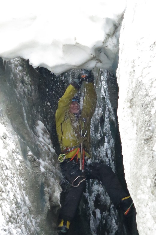 Martijn Seuren valt in de gletsjerspleet.