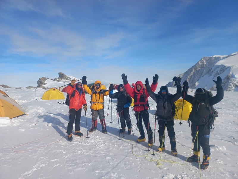 Klaar voor de toppoging van Mount Vinson, de hoogste en koudste berg van Antarctica