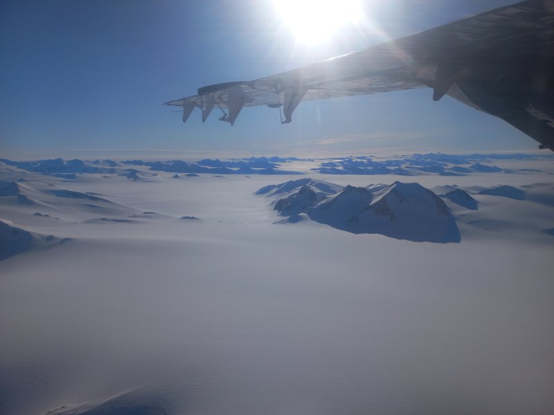 Uitzicht op de ijskap van Antarctica vanuit de Twinotter richting Mt Vinson Basecamp