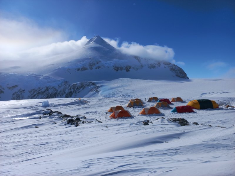 Uitzicht op High Camp (3800 m) van Mount Vinson