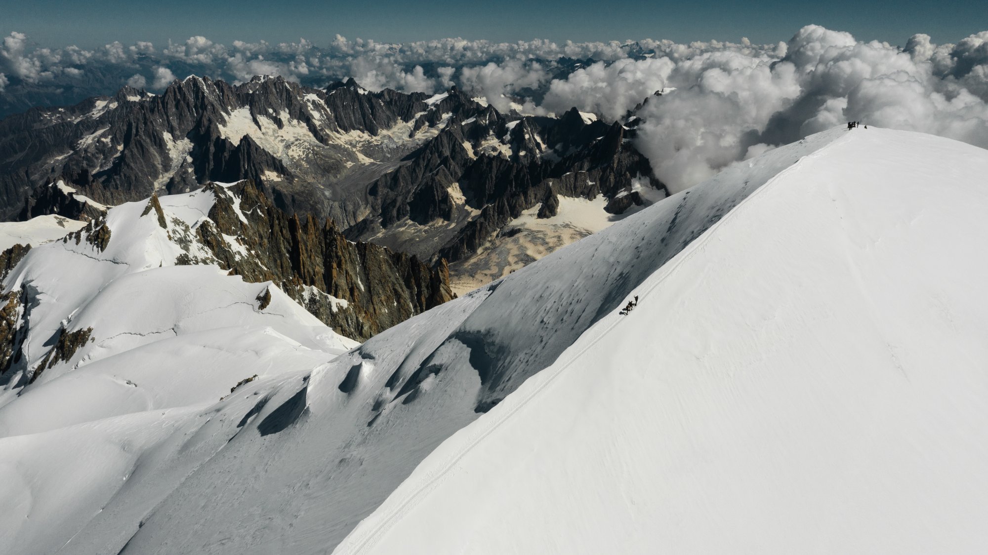 Uitzicht vanaf de top van de Mont Blanc naar de trois mont route Hylke Knot