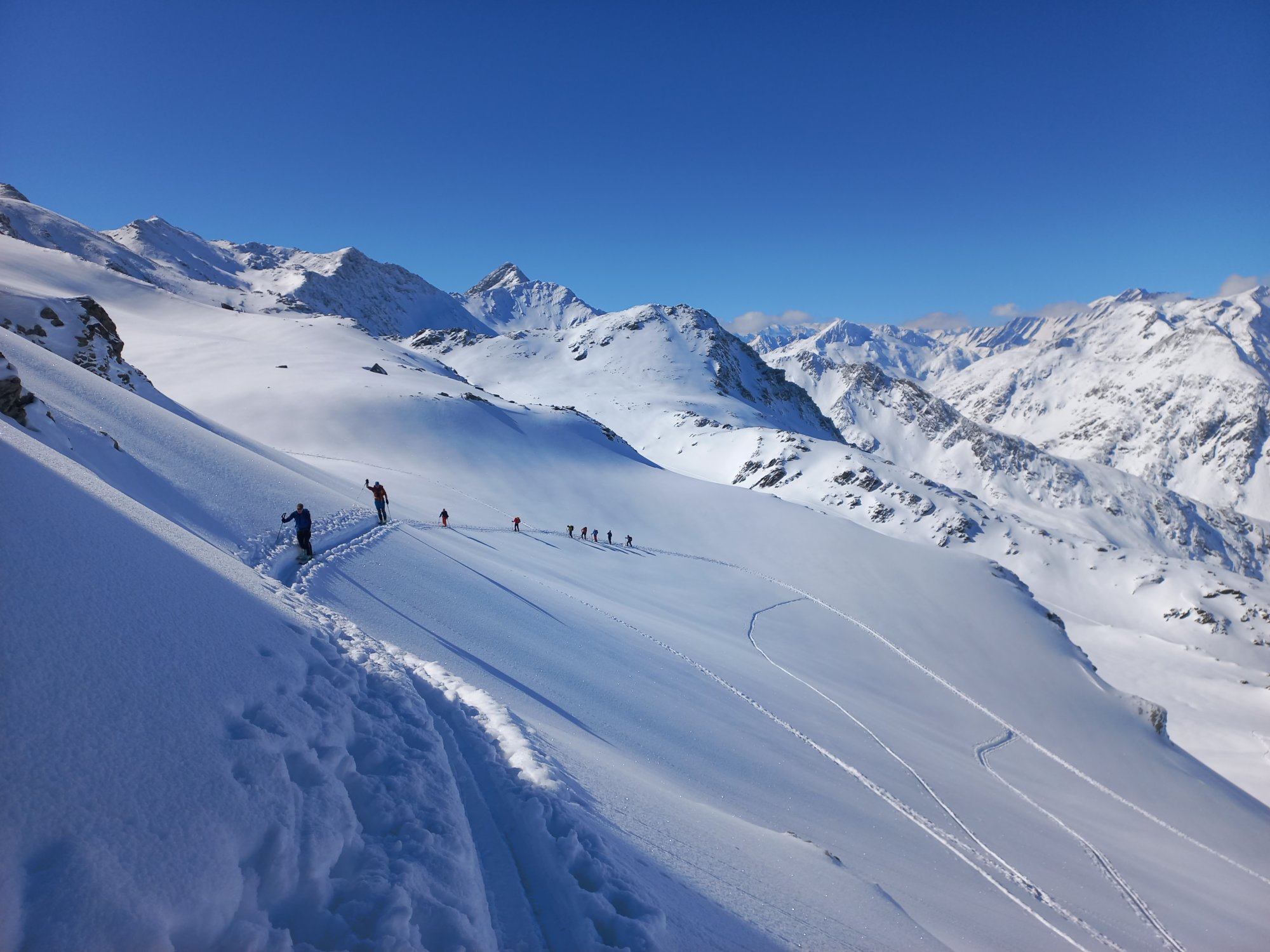 Toerskiënd een bergtop bereiken vergt een uiterste inspanning met een fantastische beloning!