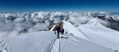 Kabek-beklimmen-Kaukasus-Mountain-Network15.jpg-400x176 (1)