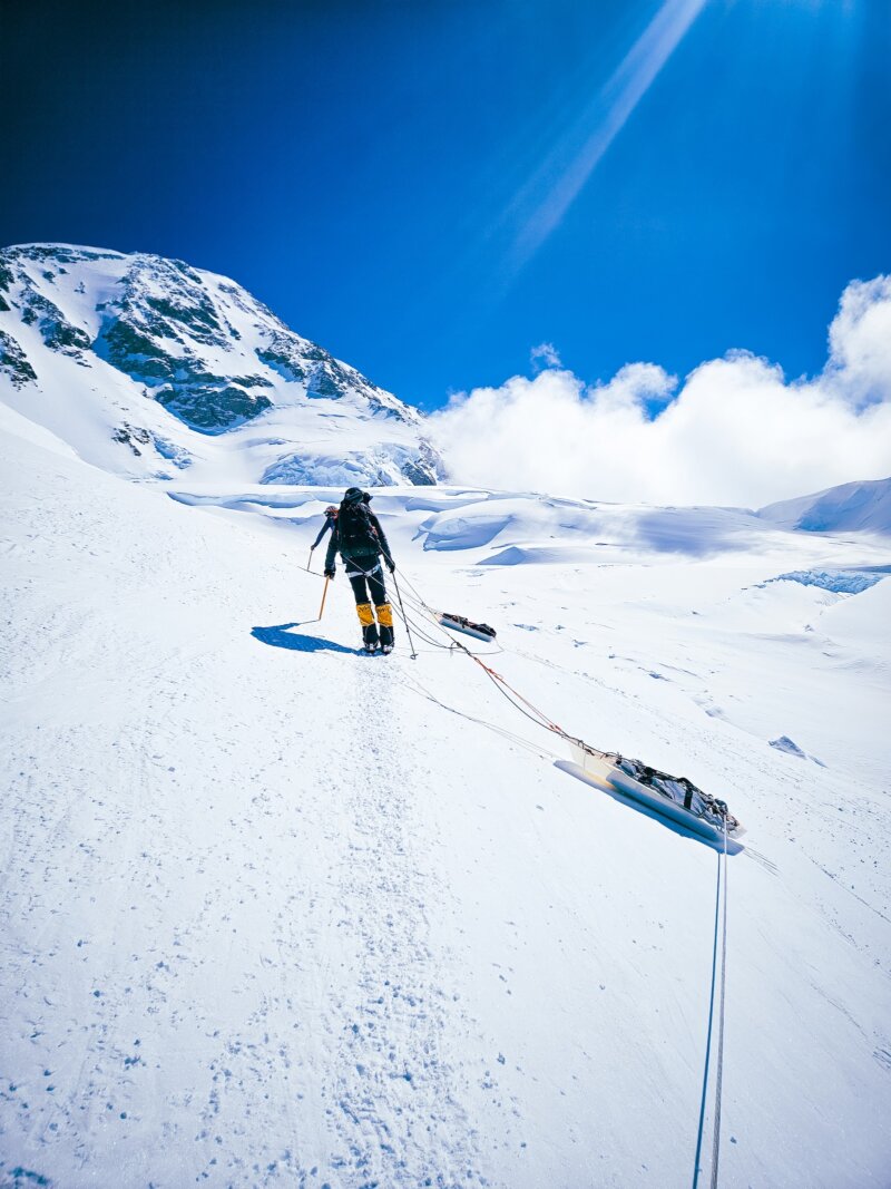 De sledes proberen ons de diepte in te trekken bij Windy Corner op Denali
