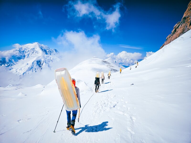 Na een 'carry' op Denali zijn de sledes leeg en dragen we ze op de rug