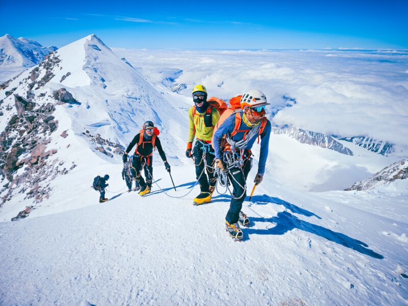 Lokale berggids Jackson vlak boven de vaste touwen tijdens onze Denali expeditie!