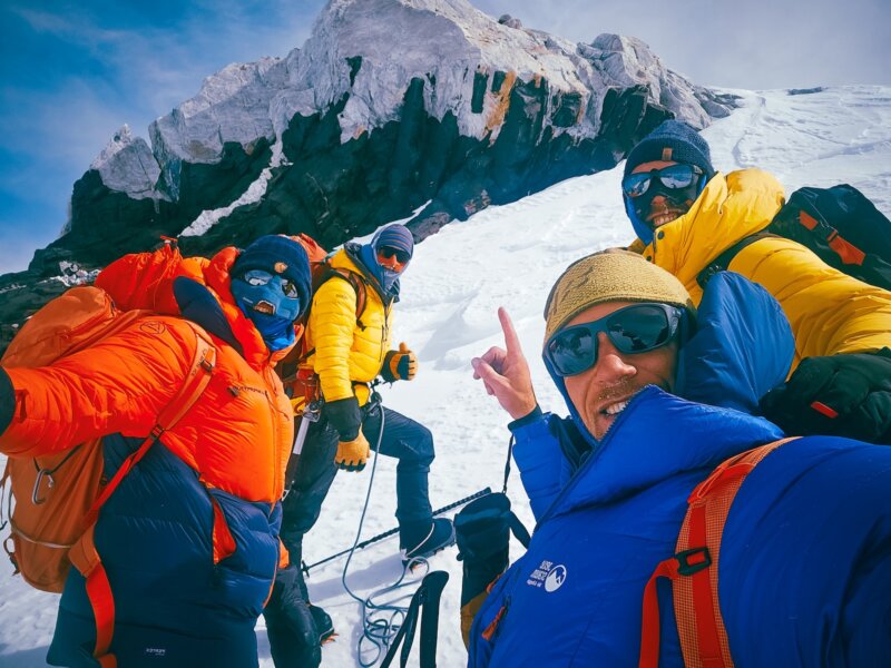 Iedereen happy bij de Zebra Rocks op ca. 5700 m hoogte!