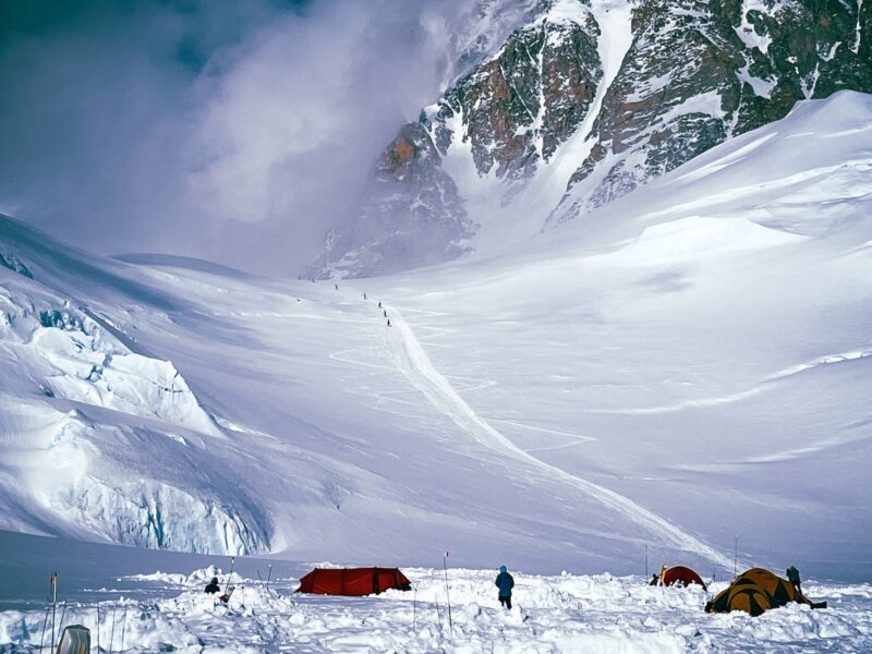 Kamp 3 op Denali met daarboven 'Mototcycle Hill'