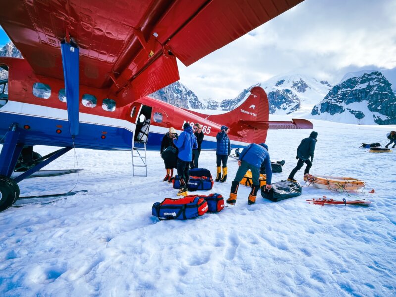 Uitladen van alle uitrusting voor onze Denali expeditie